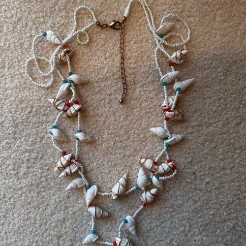 Shell necklace like new, white