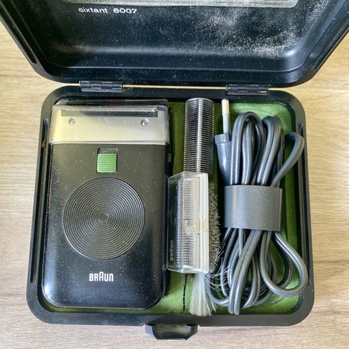 Braun vintage shaver used with case and accessories