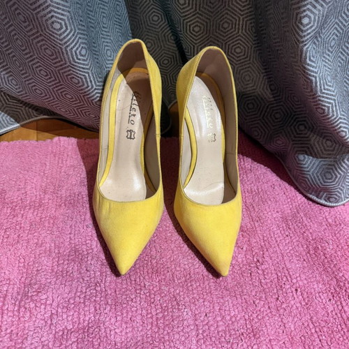 Yellow pumps like new, size 37