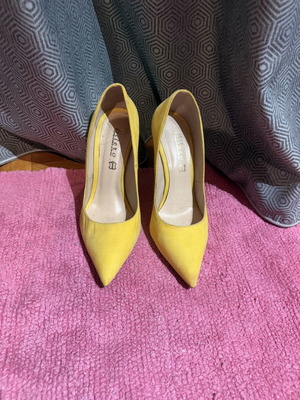 Yellow pumps like new, size 37