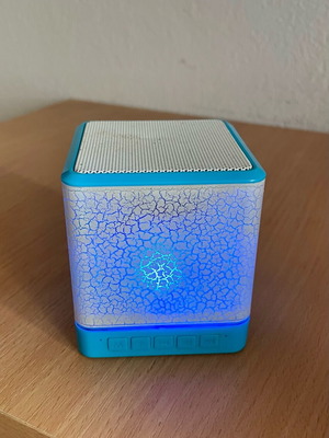 Φορητό Bluetooth ηχείο A4 σαν καινούργιο με LED φωτισμό