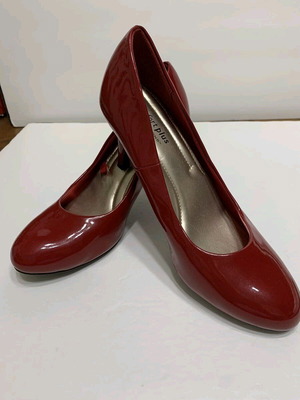 Red patent leather pumps