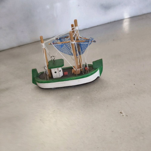 Handmade boat used, dimensions 9x3 cm, height 7 cm