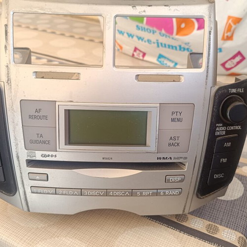 Toyota Yaris 2008 radio CD used with slight button issue