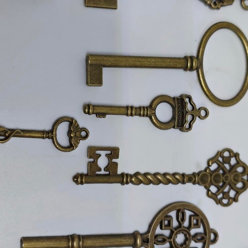 Vintage decorative keys set like new, copper