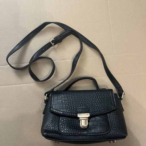 Black snake-pattern handbag like new, hand or crossbody