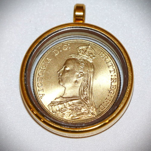 England Pound Victoria gold-plated pendant necklace in a case with glass on both sides 22K plated