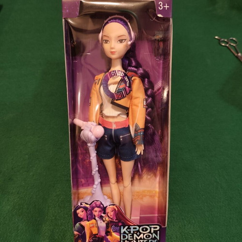 Demon Hunters Rumi musical doll "Golden" with microphone and accessories