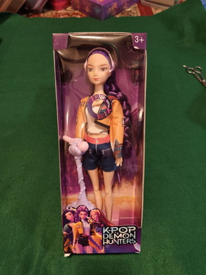 Demon Hunters Rumi musical doll "Golden" with microphone and accessories