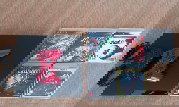 PS3 Slim με 2 χειριστήρια και παιχνίδια πακέτο