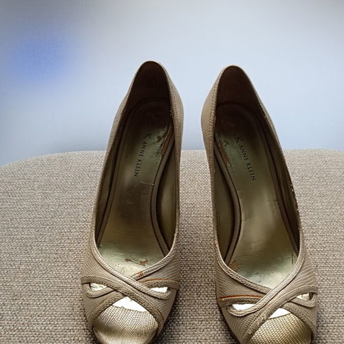 Peep-toe Anne Klein pumps used, satin beige snake effect