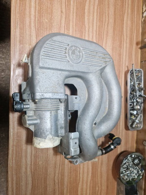 M43 BMW E36 intake manifold like new with throttle and servo valve
