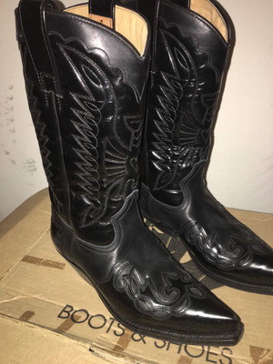 Leather boots used, size 37, black with designs