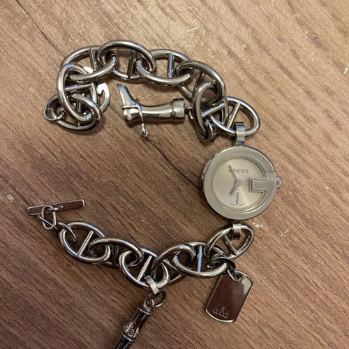 Gucci γυναικείο ρολόι χειρός μοντέλο YA107508 ασημί σαν καινούργιο