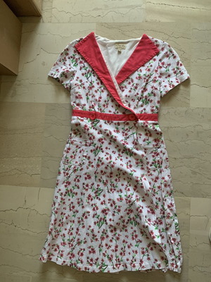 Wrap dress like new, white and pink, button closure, lined