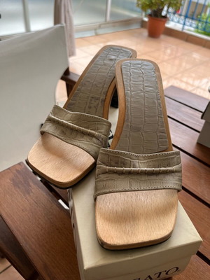 Women's summer shoe in very good condition, size 40, wooden sole