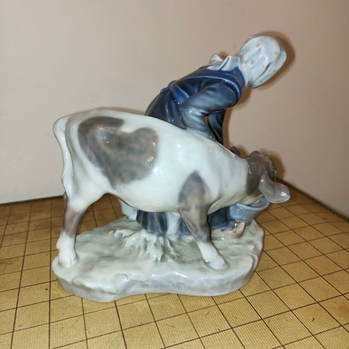 Royal Copenhagen #779 Girl Feeding Calf porcelain figure like new