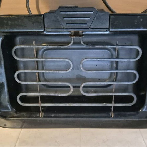Petrom electric grill used with signs of wear