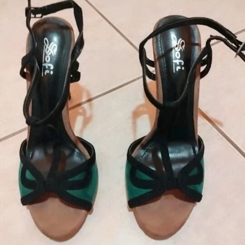 High-heeled sandals like new, black with green and chocolate colors