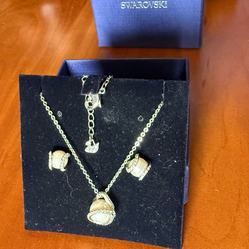 Swarovski set necklace and earrings with opal silver color, like new