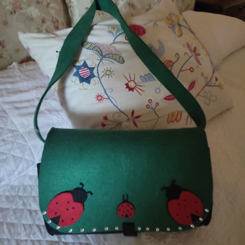 Crossbody bag in black and green felt, no name
