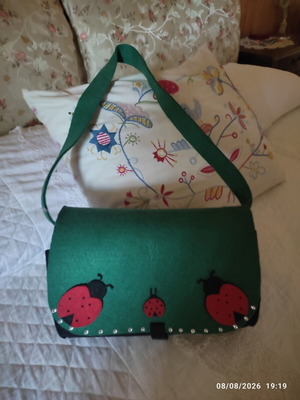 Crossbody bag in black and green felt, no name