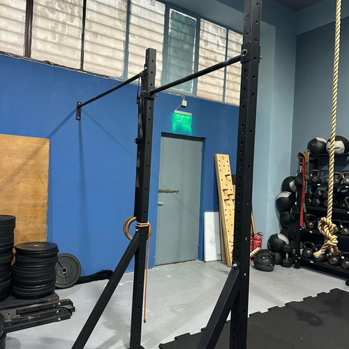 Pull-up bar like new with adjustable length and base