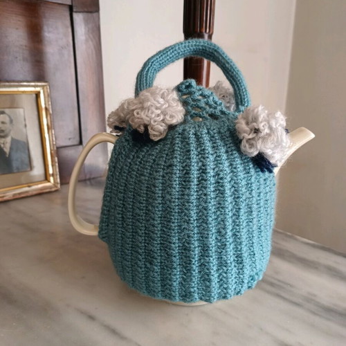 Scherzer Bavaria Germany teapot like new, fine porcelain with handmade wool cover