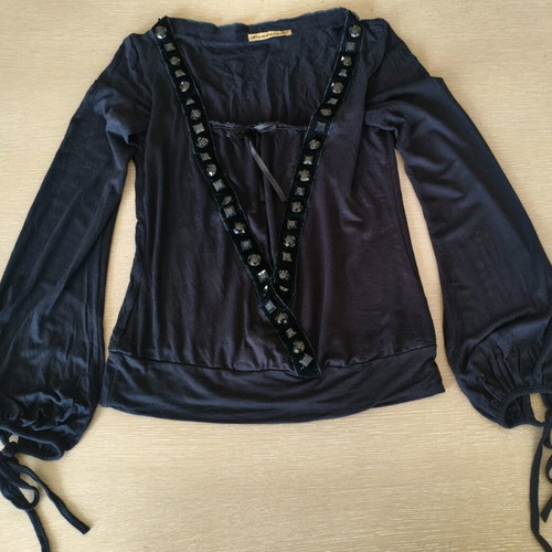 Fiondotinta women's long-sleeve black top like new with decorative details