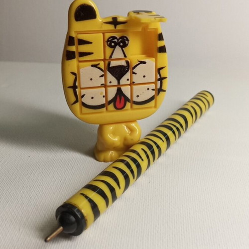 Pen 90s with built-in puzzle game on cap, blue ink, like new
