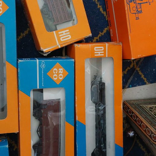 Roco train engine with wagons and electric tracks, package in excellent condition