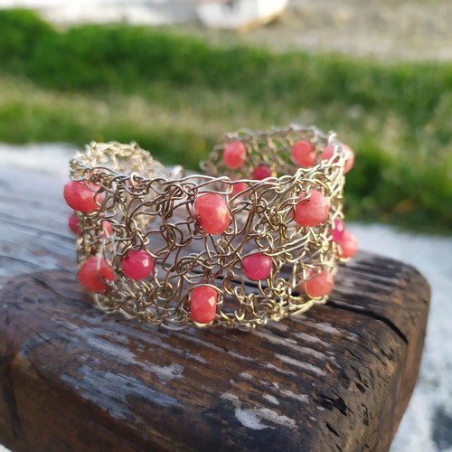 Energy bracelet new with azard wire and nephrite semi-precious stones