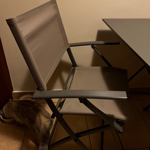Outdoor table with 2 chairs like new
