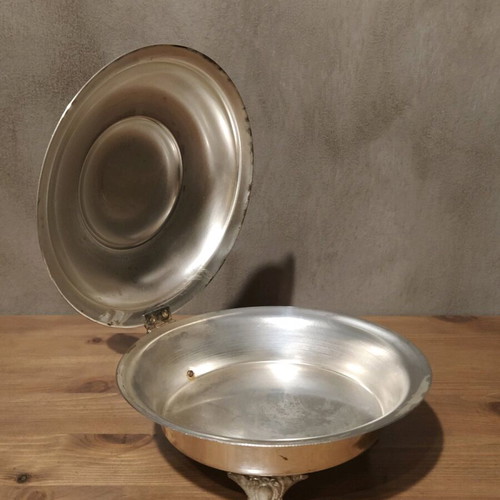 Fondue pot with lid and feet used