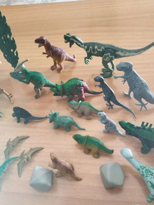 Dinosaur collection like new, small figures