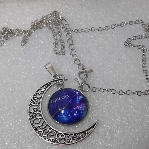 Pendant with pink crystals and gold chain like new