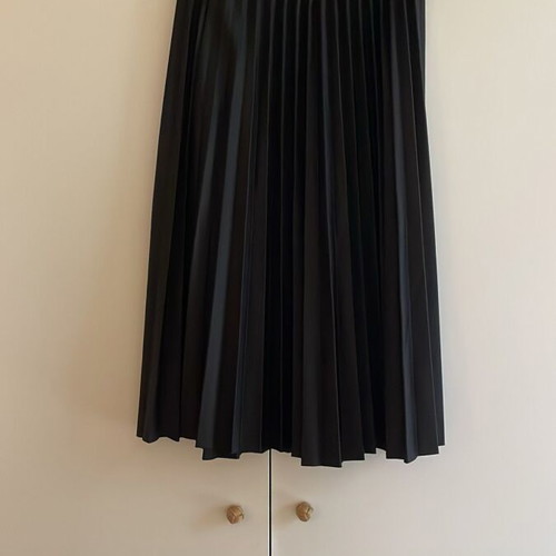 Black pleated midi skirt like new, Made in Italy, one size
