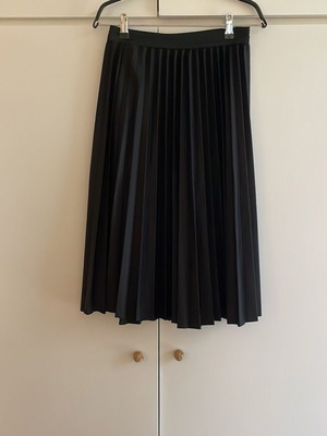 Black pleated midi skirt like new, Made in Italy, one size