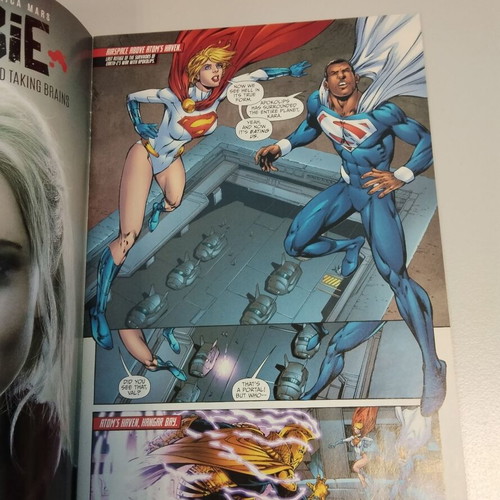 Earth 2 (2012 DC) Issue 32 like new signed