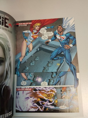 Earth 2 (2012 DC) Issue 32 like new signed