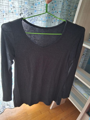 Women's blouse gray like new, size S/M with V neckline