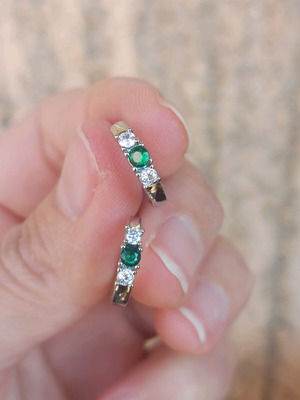 Сребърни обеци халки с бели циркониеви камъни и зелен камък нови