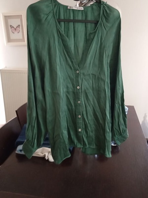 Zara satin blouse in emerald green like new