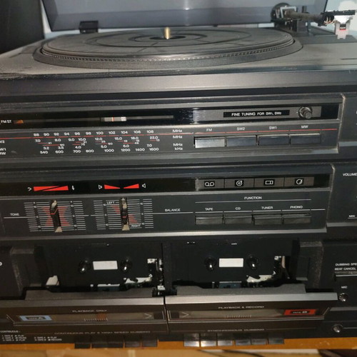Sanyo stereo system used with original speakers