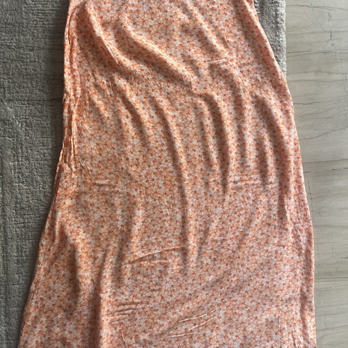 H&M skirt like new, high-waisted with side zipper and front slit