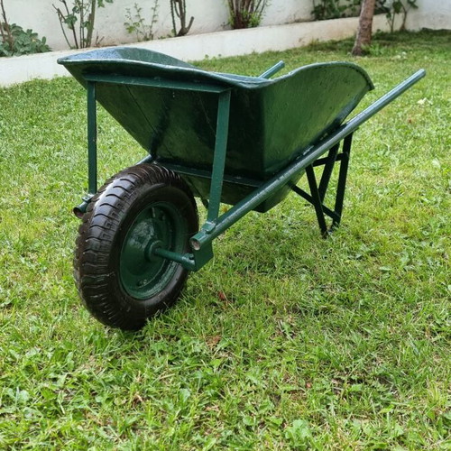 Garden wheelbarrow used with rust holes, sturdy frame and functional wheel