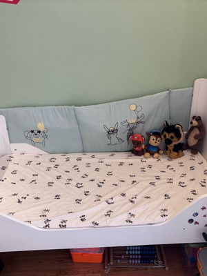 LHTO 0-5 Children's Bed like new with Grecostrom Mattress and Mickey Mouse Sheet