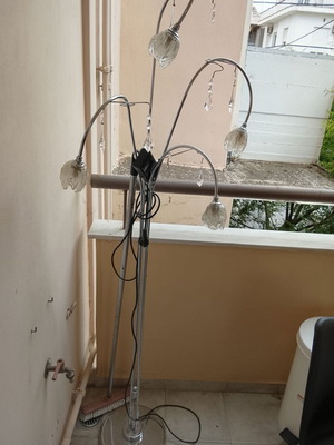 Φωτιστικό δαπέδου μεταχειρισμένο inox με κρύσταλλο, μία λάμπα δεν λειτουργεί