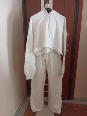 White sportswear set new, oversized crop hoodie and pants