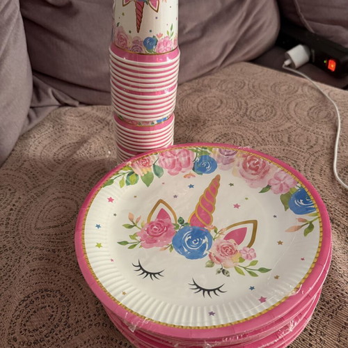 Unicorn party set new, 42 large plates, 6 small, 31 cups, 1 tablecloth